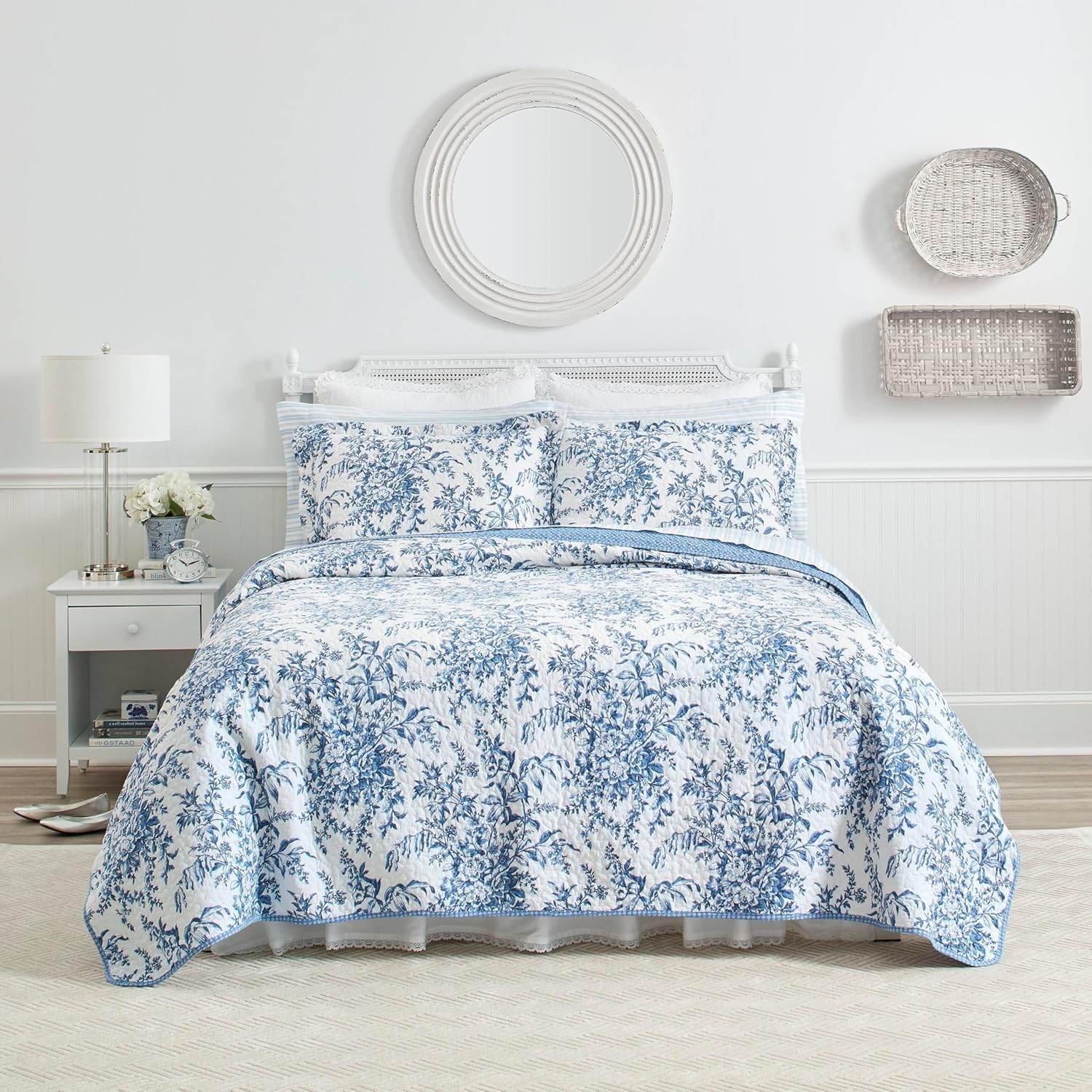 アメリカ百貨店購入 青に白のふわふわラグジュアリーカジュアルセット Amazon.com: Laura Ashley - Queen Quilt Set, Reversible Cotton